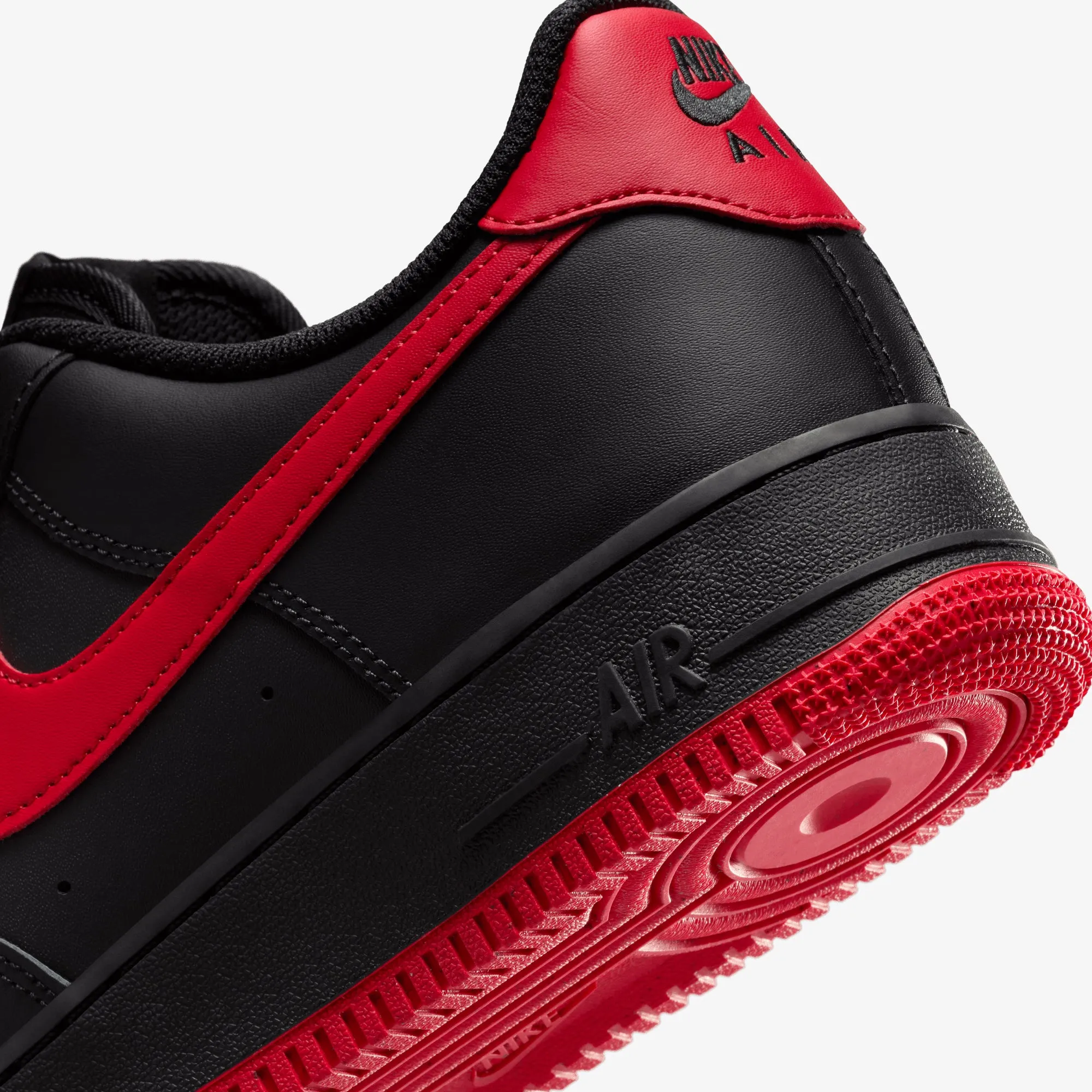 NIKE | AIR FORCE 1 '07 { BLACK/UNIVERSITY RED-BLACK